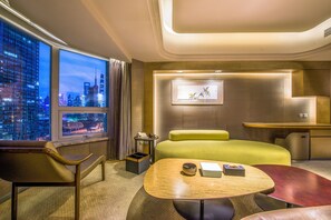 Suite panorámica, vistas a la ciudad | Edredones de plumas, minibar, escritorio