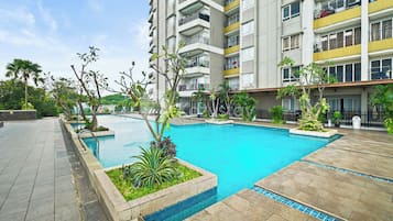 Una piscina al aire libre