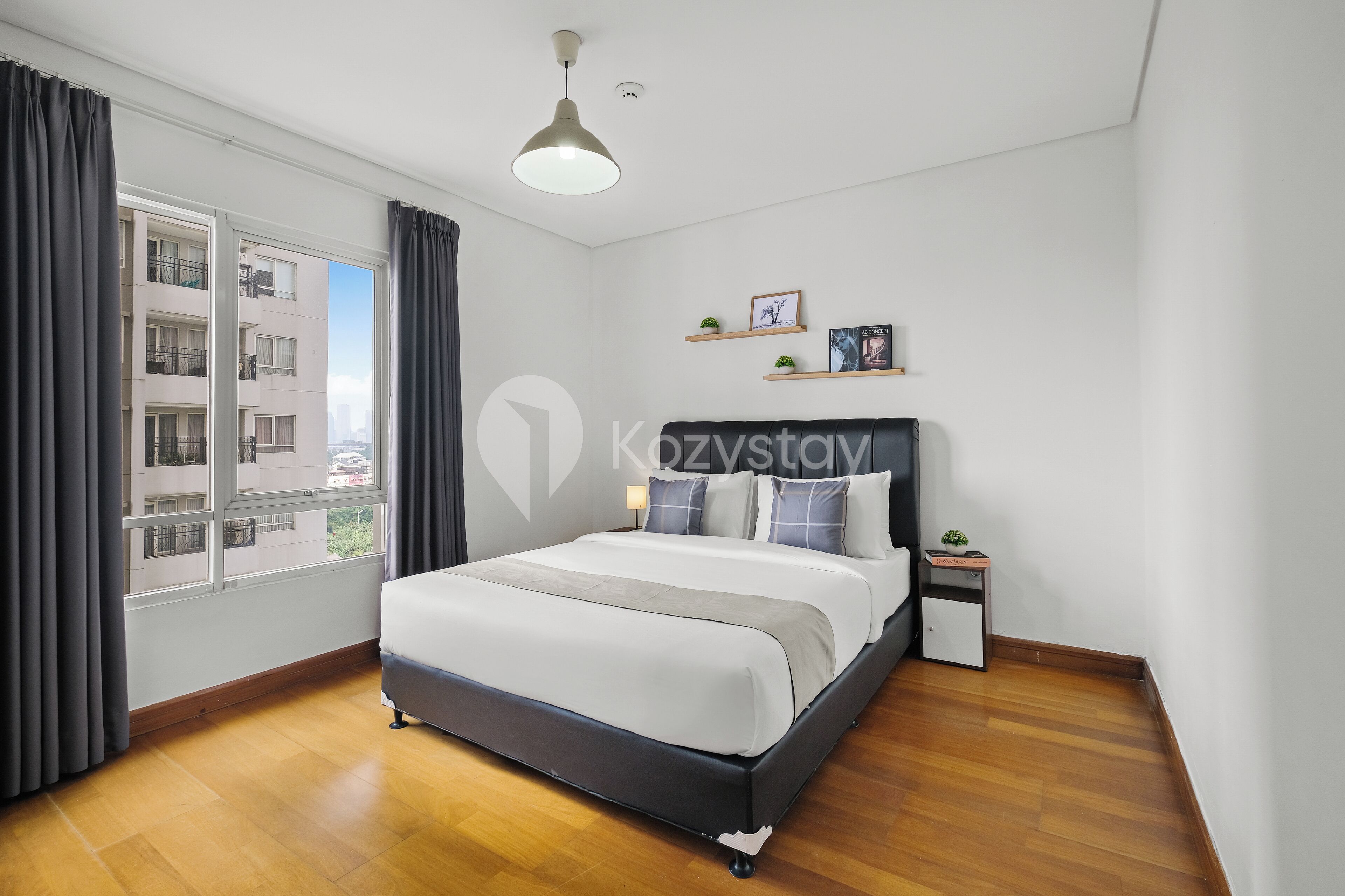 Un dormitorio moderno con una cama grande, una mesita de noche y un ventanal con cortinas.