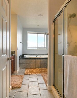 Banyera d'hidromassatge, assecador de cabells, bidet i tovalloles 
