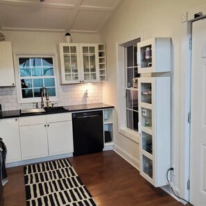 Private kitchen - Near downtown 3 bed home close to City Winery, Fox Theater and Ponce City (Atlanta)