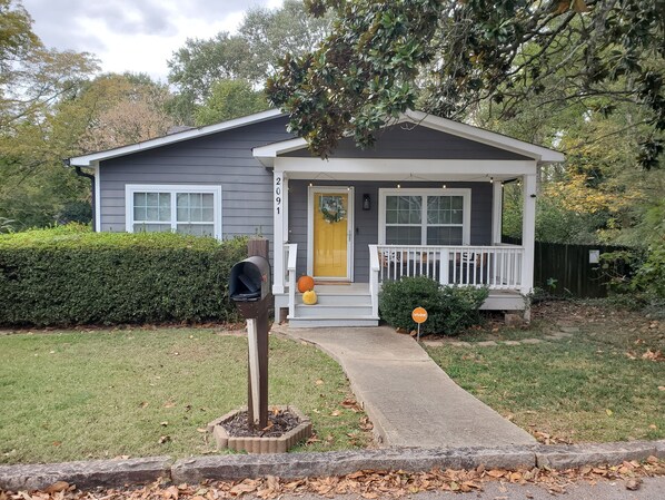 Exterior - Near downtown 3 bed home close to City Winery, Fox Theater and Ponce City (Atlanta)