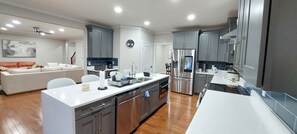Microondas, horno, placa de cocina, lavavajillas