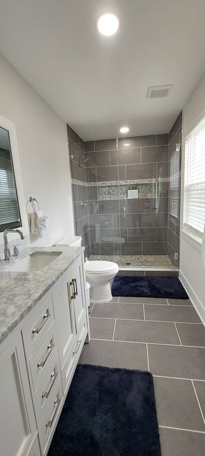 Shower, hair dryer, towels, soap - Newly Built Spacious 6-bedroom and 4.5 baths Paradise near Quantico (Stafford)