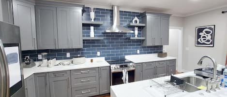 ثلاجة، ميكروويف، فرن، موقد طهي مسطح