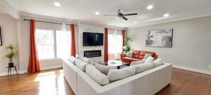 Smart TV, fireplace - Newly Built Spacious 6-bedroom and 4.5 baths Paradise near Quantico (Stafford)