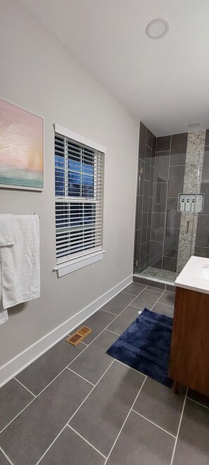 Shower, hair dryer, towels, soap - Newly Built Spacious 6-bedroom and 4.5 baths Paradise near Quantico (Stafford)