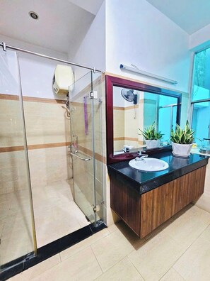 Classic Double Room | Bathroom | Hair dryer, slippers, towels, soap - Ha Mai Homestay hue (Hue)