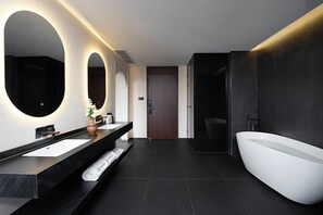 舒适双人房 | 浴室 | 独立的浴缸和淋浴、免费洗浴用品、吹风机、毛巾