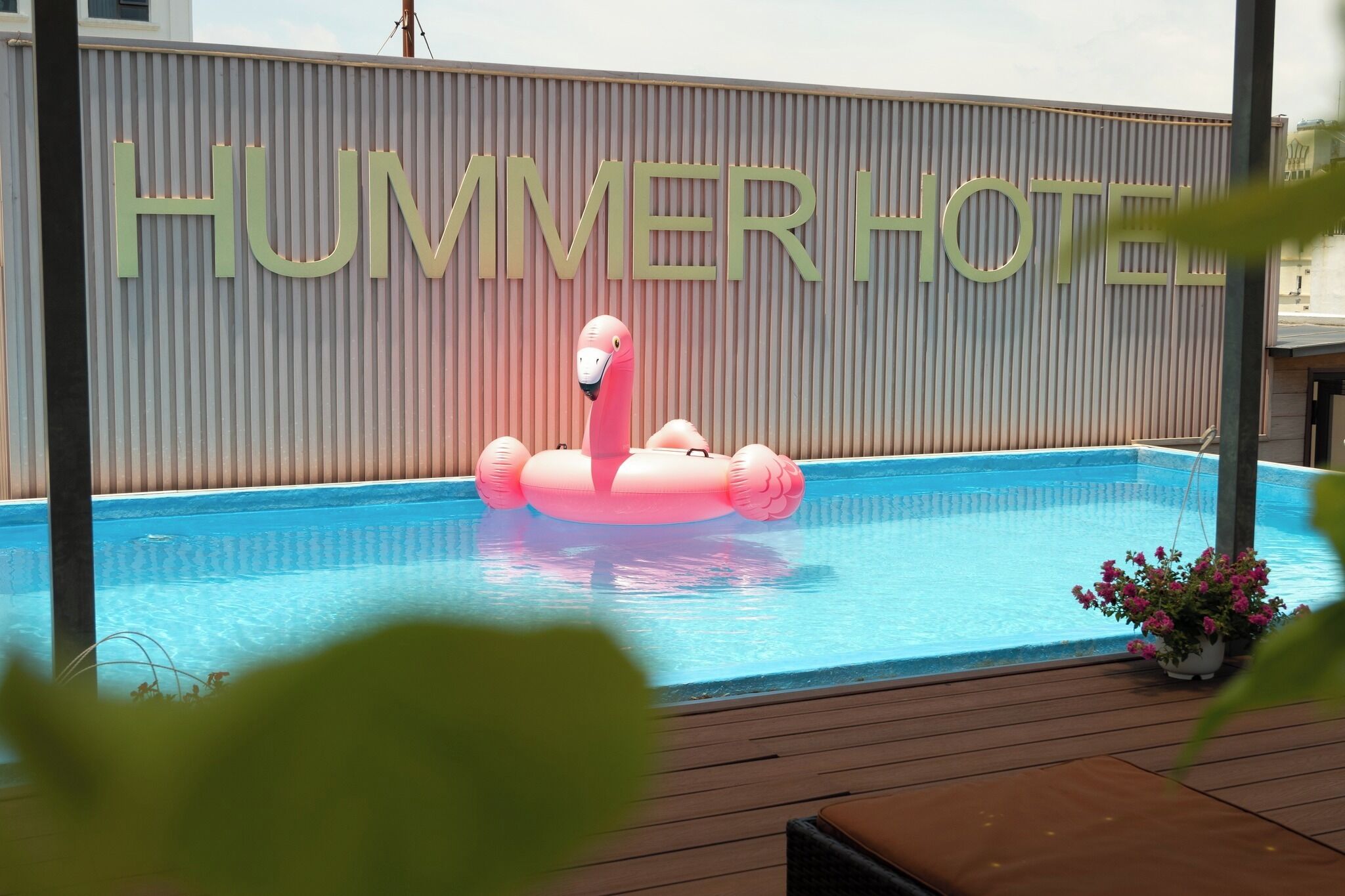 Una piscina al aire libre