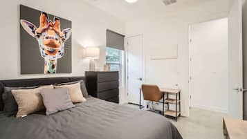 2 habitaciones, escritorio y tabla de planchar con plancha
