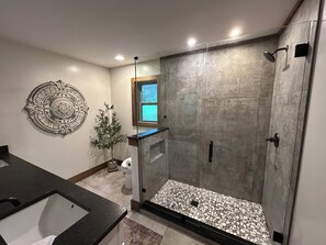 Douche, serviettes fournies, papier toilette