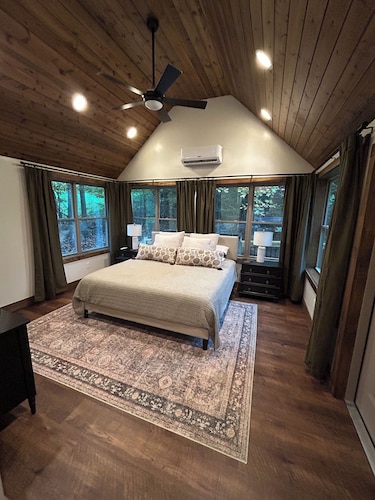 Charming 4-bedroom cabin with creek and pond, minutes from ASU