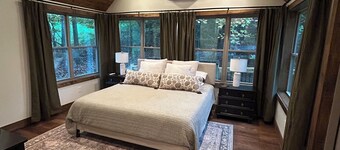 Charming 4-bedroom cabin with creek and pond, minutes from ASU