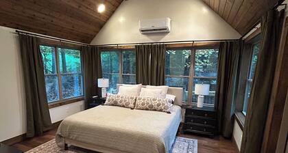 Charming 4-bedroom cabin with creek and pond, minutes from ASU