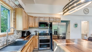 Una cocina moderna con armarios de madera, electrodomésticos de acero inoxidable y una isla grande.