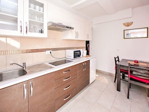 Fridge, microwave, dishwasher, cookware/dishes/utensils