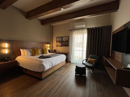 Caja fuerte, cortinas opacas, tabla de planchar con plancha