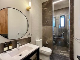 Secador de pelo, toallas, jabón, shampoo