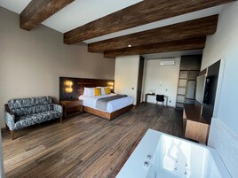 Suite de lujo, 1 cama de matrimonio grande | Caja fuerte, cortinas opacas, tabla de planchar con plancha