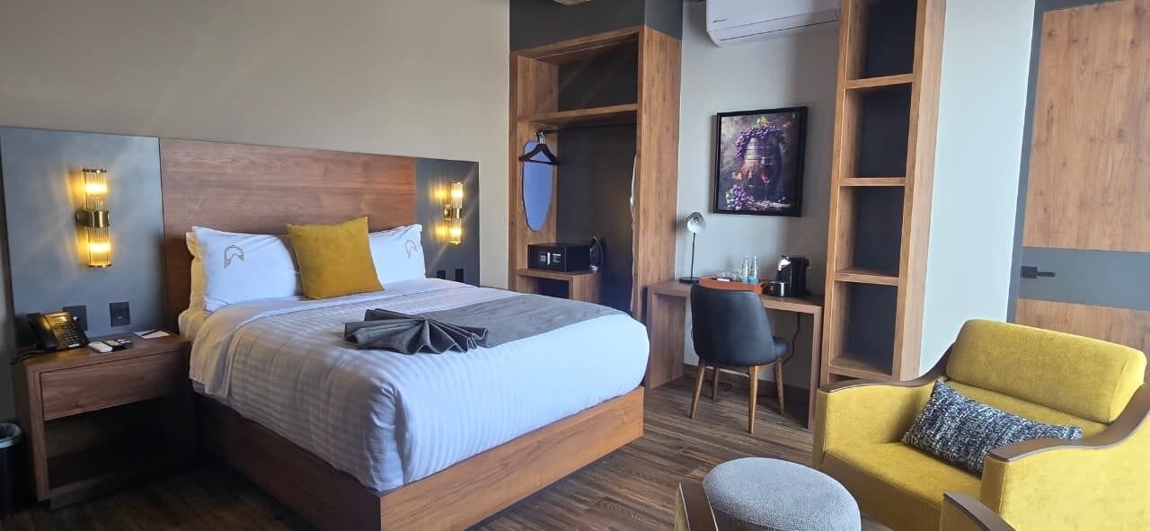 Luksussuite, 1 queensize-seng | Safe på rommet, blendingsgardiner og strykejern/-brett