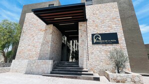 Kivestä rakennettu rakennus, jonka yläpuolella on kyltti, jossa lukee: ”Puertas de la Peña Hotel & Spa”.