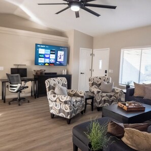 Smart TV, video library, stereo, computer monitors - Hava Fun Stay The Perfect Vacation 3 Bd, 2 Ba, Cocktail Pool, Bocce, Putting Grn (Lake Havasu City)
