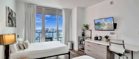 5 bedrooms, iron/ironing board, WiFi, bed sheets