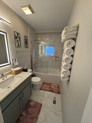 Haartrockner, Handtücher, Seife, Toilettenpapier