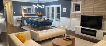 Stunning Modern & Spacious Sleeps 16 in Forest Park