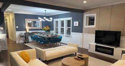 Stunning Modern & Spacious Sleeps 16 in Forest Park