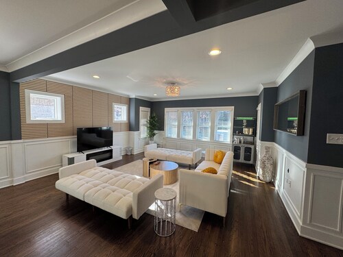 Stunning Modern & Spacious Sleeps 16 in Forest Park