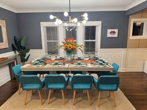 Dining - Stunning Modern & Spacious Sleeps 16 in Forest Park (Forest Park)