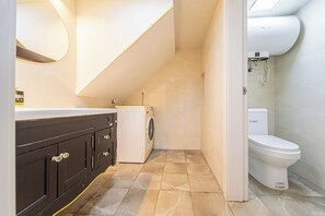 Family Duplex, Multiple Beds, Non Smoking, City View | Bathroom