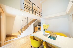 Duplex empresarial, várias camas, para não fumantes, vista para a cidade | Sala de estar
