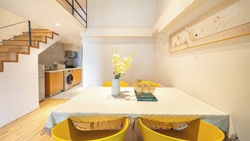 Business Duplex, Multiple Beds, Non Smoking, City View | Dining room