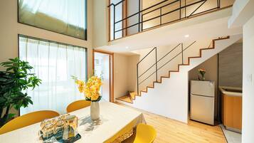 Dúplex empresarial, varias camas, para no fumadores, vista a la ciudad | Sala de estar