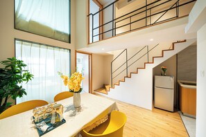 Appartement Duplex Affaires, plusieurs lits, non-fumeurs, vue ville | Salle de séjour