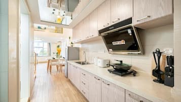 Refrigerador, placa de cocina, utensilios de cocina