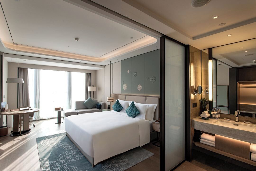 Rom – deluxe | Minibarvarer (inkludert), safe på rommet og strykejern/-brett