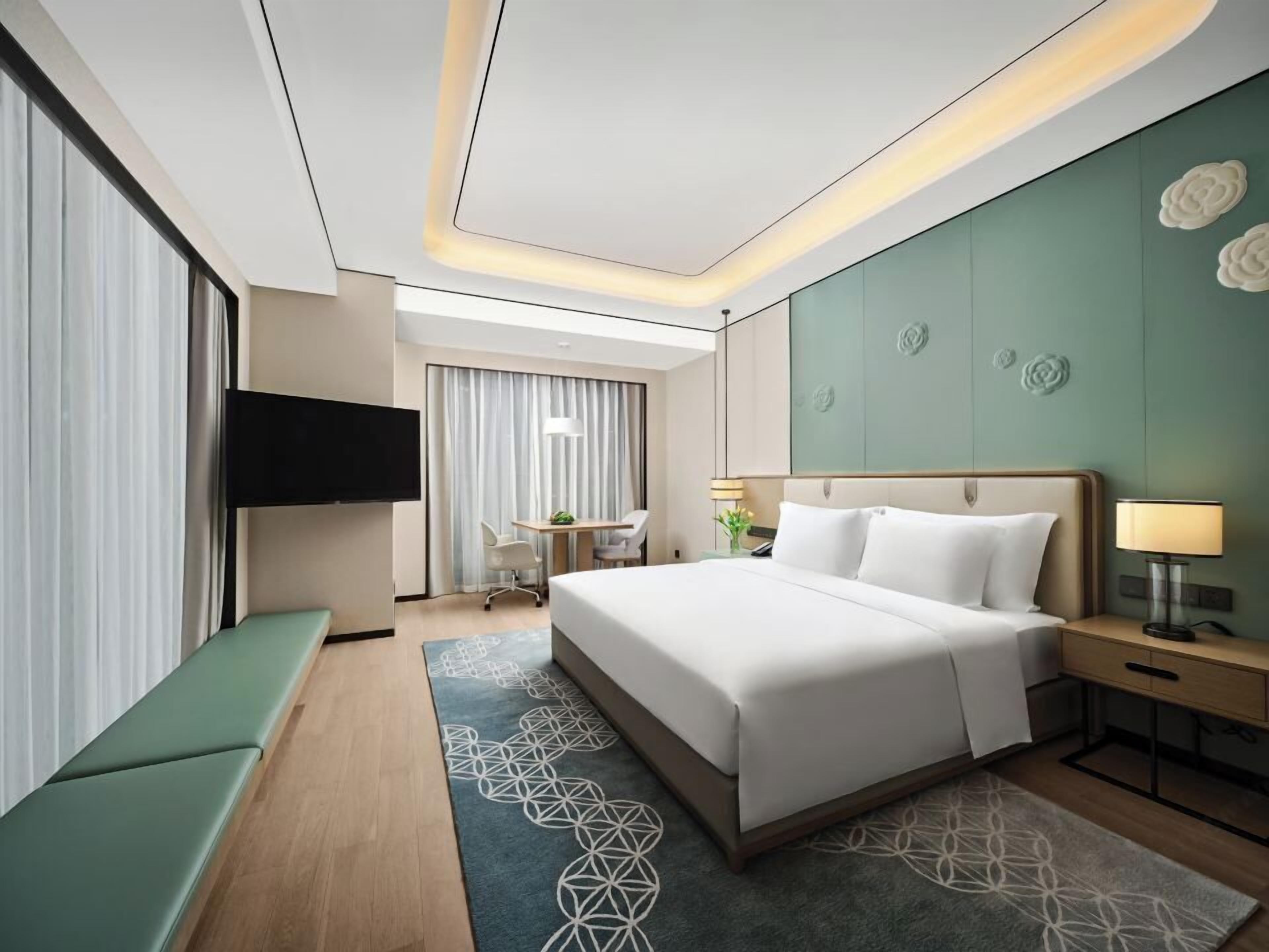 Rom – deluxe | Minibarvarer (inkludert), safe på rommet og strykejern/-brett