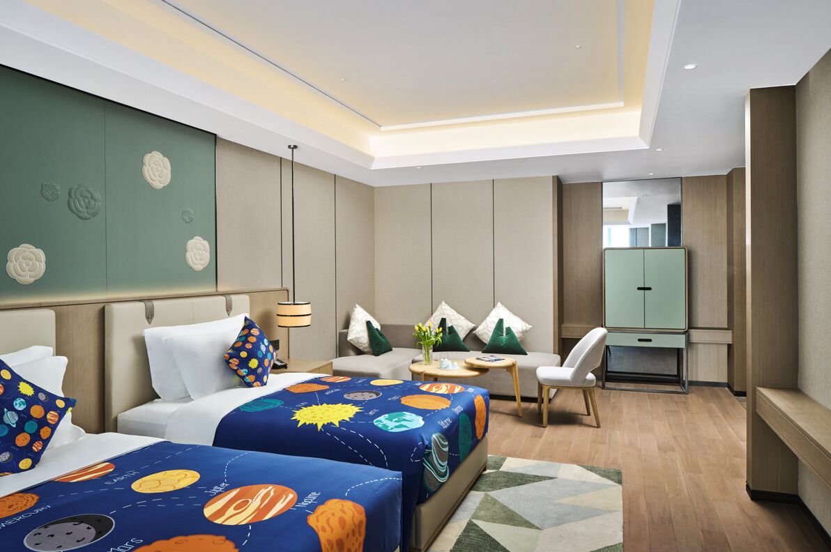 Familierom | Minibarvarer (inkludert), safe på rommet og strykejern/-brett