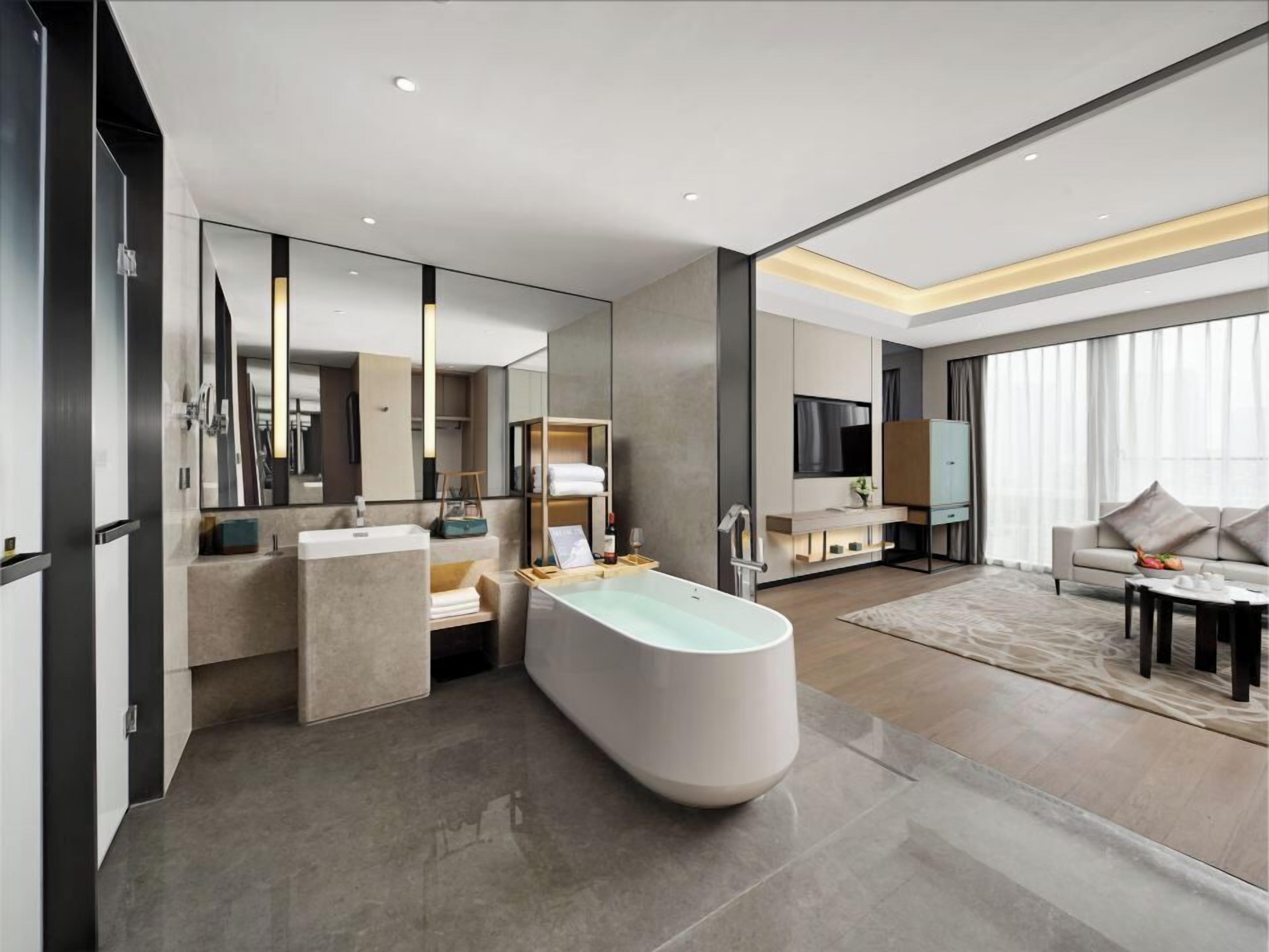 Quarto design | Banheiro | Secador de cabelo, roupões de banho, chinelos, toalhas de banho