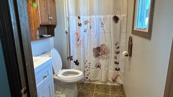 SĂšche-cheveux, serviettes fournies, savon, shampoing