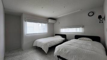 3 quartos, escrivaninha, ferros/tábuas de passar roupa