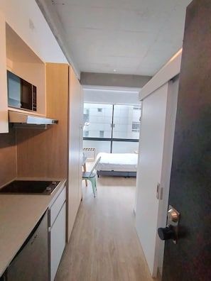 Appartement Classique | Cuisine privée | Réfrigérateur, micro-ondes