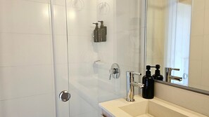 Apartment | Bathroom | Shower, hair dryer, towels, soap - Tu hogar en Chapinero alto te espera (Bogotá)