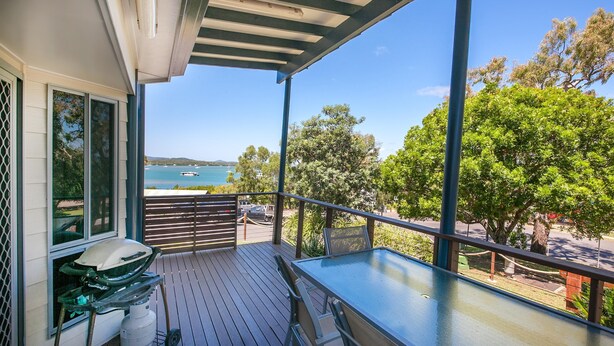 Outdoor dining - Sunset Cabins - Beachfront Cabin with Sea View. Queen bed, Laundry, full kitchen and Bathroom. Deck with BBQ (Seventeen Seventy)