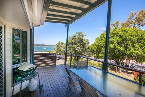 Sunset Cabins - Beachfront Cabin with Sea View. Queen bed, Laundry, full kitchen and Bathroom. Deck with BBQ