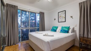 Room - Sunset Cabins - Beachfront Cabin with Sea View. Queen bed, Laundry, full kitchen and Bathroom. Deck with BBQ (Seventeen Seventy)